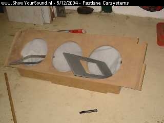 showyoursound.nl - See you....in the FastLane - Fastlane Carsystems - bmw_02s.jpg - Zagen, passen, meten....en weer zagen. Het MDF kruipt waar het niet gaan kan. De binnenkant van de kist is voorzien van geluidsdempend materiaal (Dacron) van Caliber.